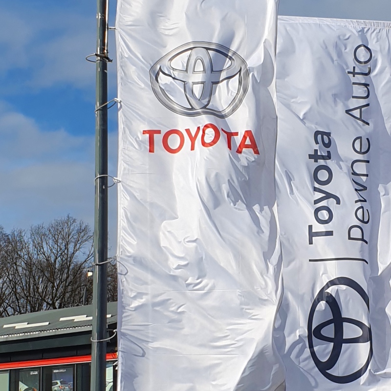 Flaga z logo Toyota