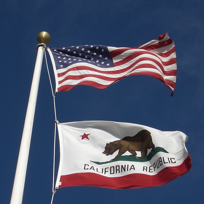 Flagi USA i Kalifornii