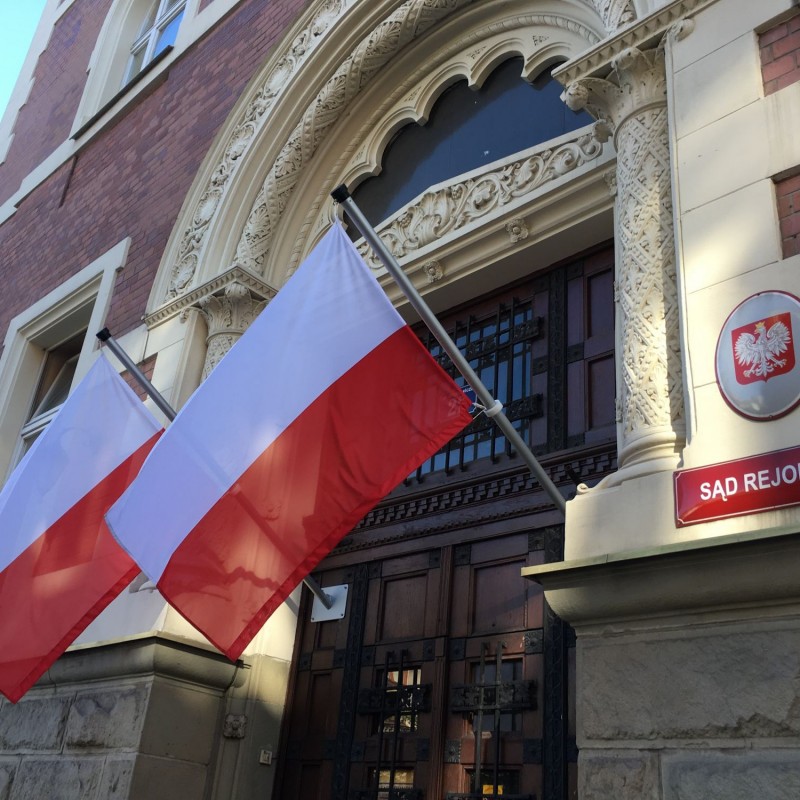 Flagi Polski z uchwytem na fasadę
